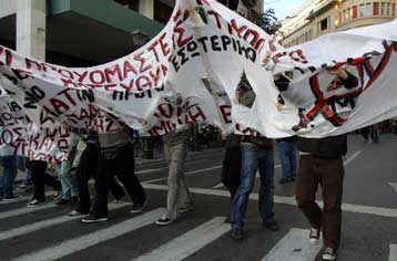 Επεισόδια από ομάδα κουκουλοφόρων στη διάρκεια του φοιτητικού συλλαλητηρίου