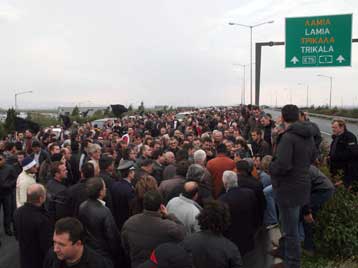 Αποκλεισμένα τα Τέμπη από αγρότες της Θεσσαλίας και της Φθιώτιδας