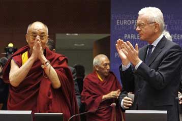 Ο Δαλάι Λάμα ανυπομονεί να συναντήσει την… Κάρλα Μπρούνι