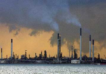 Κάτω από τα 44 δολάρια, σε χαμηλό τετραετίας, υποχωρεί το πετρέλαιο