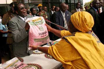 Απομάκρυνση του Μουγκάμπε ακόμη και με τη βία ζητά ο Ντέσμοντ Τούτου