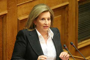 Δεν θα επιτρέψουμε να αλλοιωθούν οι εργασιακές σχέσεις, δηλώνει η υπουργός Απασχόλησης