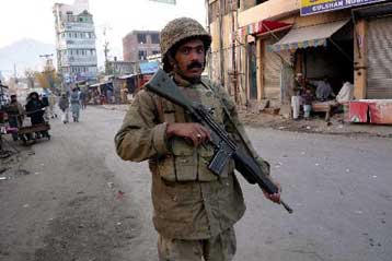 Πολύνεκρη βομβιστική επίθεση συγκλόνισε το βορειοδυτικό Πακιστάν