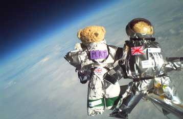 Μαθητές του Κέμπριτζ στέλνουν τα αρκουδάκια τους στη στρατόσφαιρα