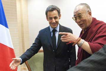 Ο Σαρκοζί συναντήθηκε με τον Δαλάι Λάμα παραμερίζοντας την κινεζική οργή