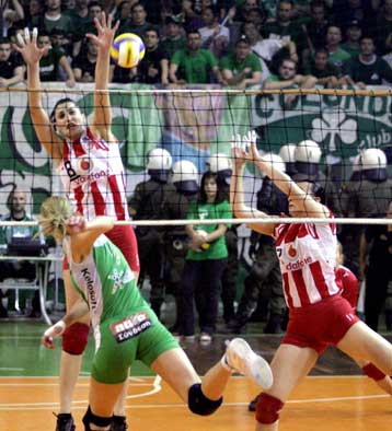 Τα επεισόδια οδηγούν σε αναβολή το ντέρμπι του βόλεϊ