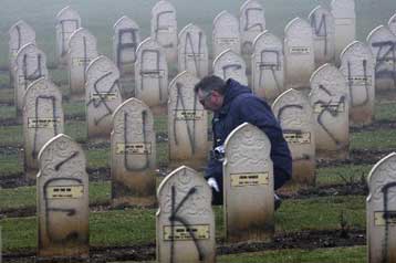Εκατοντάδες μουσουλμανικοί τάφοι βεβηλώθηκαν στη βόρεια Γαλλία