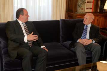 Έκτακτες συναντήσεις Καραμανλή με Παπούλια και πολιτικούς αρχηγούς την Τρίτη