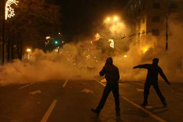 Αναφορές στα επεισόδια και την οργή των διαδηλωτών από τα διεθνή δίκτυα