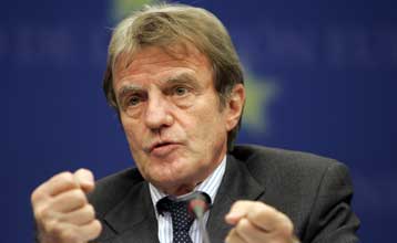 Ουσιώδης η εξεύρεση λύσης στο ζήτημα της ονομασίας της ΠΓΔΜ, τονίζει η ΕΕ