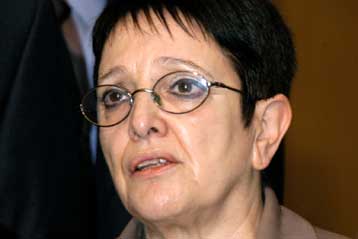 Να μην χαϊδεύει τα αυτιά των κουκουλοφόρων ο ΣΥΡΙΖΑ, δήλωσε η Αλ.Παπαρήγα