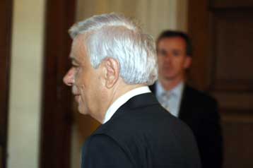 Κυβέρνηση και κόμματα έχουν ευθύνη για τα επεισόδια, λέει ο υπουργός Εσωτερικών