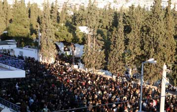 Με δυνατό χειροκρότημα «αποχαιρέτησαν» τον Αλέξη χιλιάδες μαθητές και πλήθος κόσμου