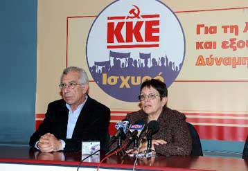 Επιμένει το ΚΚΕ ότι «ο ΣΥΡΙΖΑ χαϊδεύει τα αυτιά των κουκουλοφόρων»