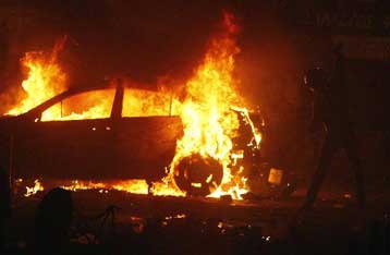 Αυξάνονται οι πιέσεις προς την κυβέρνηση μετά τις ταραχές, αναφέρουν τα διεθνή ΜΜΕ