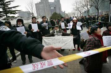 Με χειροπέδες «τιμά» η Κίνα την 60ή επέτειο της Διακήρυξης Ανθρωπίνων Δικαιωμάτων