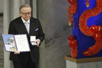 Ειρήνη στη Μέση Ανατολή ζητά ο Μάρτι Αχτισάαρι «κοιτώντας» τον Ομπάμα