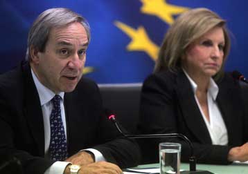 Αποφόρτιση του κλίματος επιχειρεί η κυβέρνηση με οικονομική ενίσχυση μαγαζιών-πολιτών