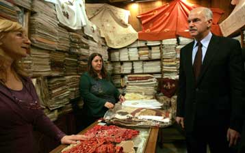 Το πληγωμένο εμπορικό κέντρο της Αθήνας επισκέφθηκε ο Γιώργος Παπανδρέου