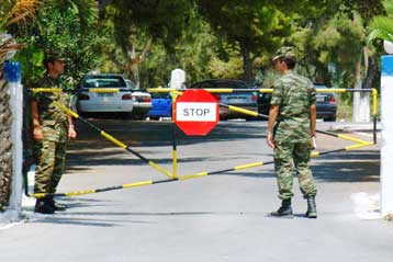 «Κίτρινος συναγερμός» σε στρατόπεδα για το φόβο επεισοδίων από τις κινητοποιήσεις