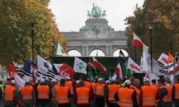 «Συναγερμός» στα ευρωπαϊκά συνδικάτα για την εργάσιμη εβδομάδα των 70 ωρών