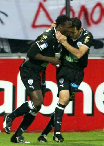 «Κόλλησε» ο Ολυμπιακός στη Λάρισα, πλησίασε ο ΠΑΟΚ