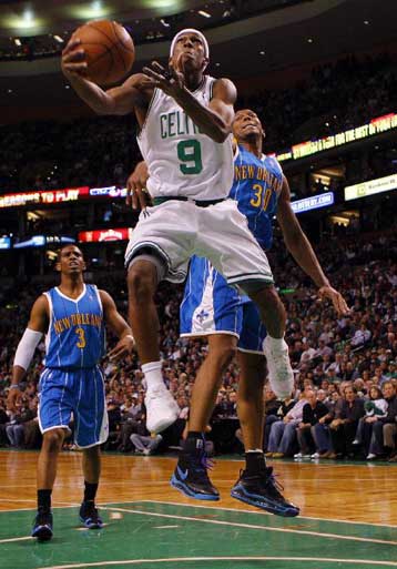 Συνεχίζουν ακάθεκτοι οι Σέλτικς, 94-82 τους Χόρνετς