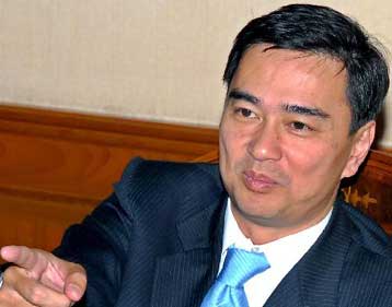 Ο επικεφαλής της αντιπολίτευσης, Αμπχισίτ Βεζτζαζίβα, νέος πρωθυπουργός της Ταϊλάνδης