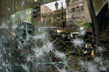 Σε 1,2 δισ. ευρώ οι απώλειες στο τζίρο των καταστημάτων λόγω επεισοδίων