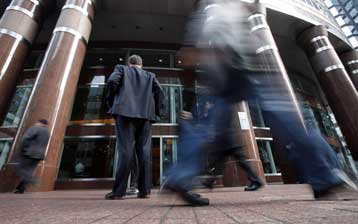 Τριγμοί σε διεθνείς τράπεζες λόγω της «πυραμίδας» του Μάντοφ