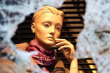 Τη χαριστική βολή στα καταστήματα έδωσαν τα πρόσφατα επεισόδια