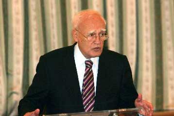 Εξιτήριο από το Αττικό Νοσοκομείο πήρε ο Κάρολος Παπούλιας