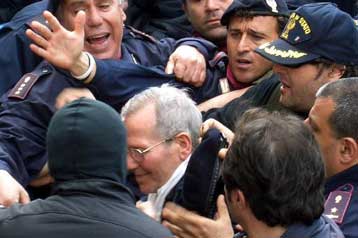 Εκατό συλλήψεις σε τεράστια επιχείρηση κατά της «επανίδρυσης» της Κόζα Νόστρα