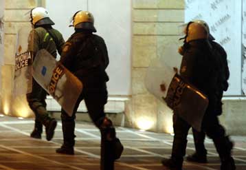 Επίθεση με μολότοφ και πέτρες κατά του κτιρίου των ΜΑΤ