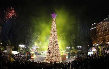 Φωταγωγήθηκε το χριστουγεννιάτικο δέντρο στο Σύνταγμα