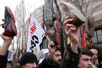 Απονομή χάριτος ζητά ο Ιρακινός δημοσιογράφος που έβαλε στόχο τον Μπους