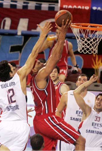 Έχασε ματς και διαφορά ο Πανιώνιος από την Εφές Πίλσεν