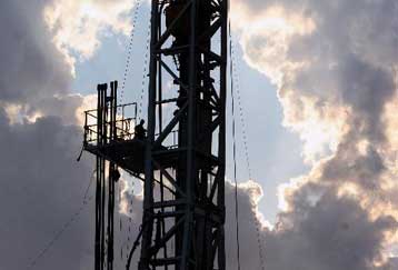 Κάτω από τα 34 δολάρια, σε χαμηλό τετραετίας, κατρακυλά το πετρέλαιο