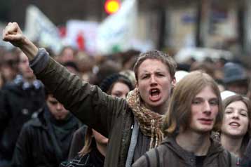 Νέα υπαναχώρηση από τη γαλλική κυβέρνηση μπροστά στο μαζικό μαθητικό κίνημα