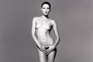 Δικαιώθηκε η Κάρλα Μπρούνι για την τσάντα με τη γυμνή φωτογραφία της