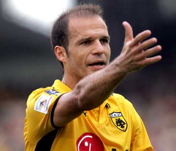 Δεξί μπακ καθιερώνεται ο Μπασινάς στην ΑΕΚ για να λύσει τα προβλήματα