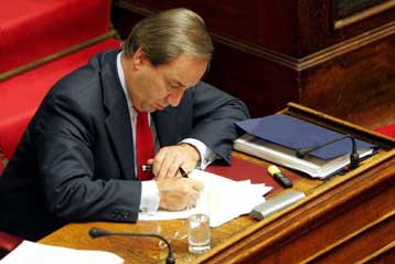 Με έντοκα γραμμάτια και ομόλογα η κάλυψη του χρέους