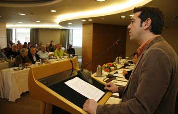 Αποκρούει ο Αλέξης Τσίπρας τις αιχμές για τη στάση του ΣΥΝ έναντι των κουκουλοφόρων