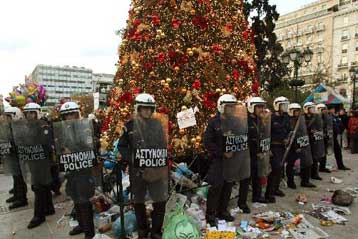 Μολότοφ, πέτρες και δακρυγόνα στους δρόμους γύρω από το Πολυτεχνείο