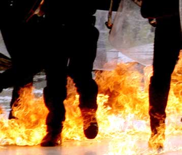 Πήρε… φωτιά το λιμάνι του Πειραιά με συμπλοκές οπαδών στην αποβάθρα