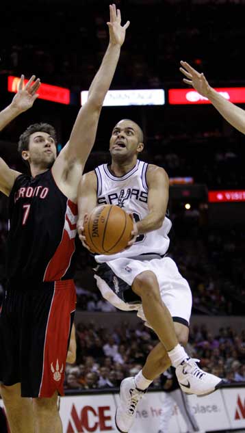 Νίκη των Σπερς επί των Ράπτορς με πρωταγωνιστή τον Πάρκερ