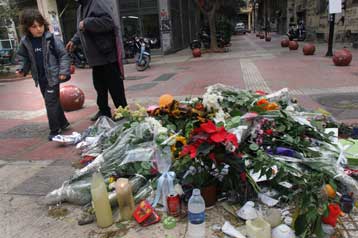 Αυτοψία στο σημείο της δολοφονίας Γρηγορόπουλου στα Εξάρχεια