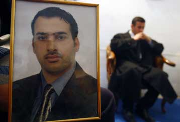 Στις 31/12 η δίκη του Ιρακινού δημοσιογράφου που πέταξε τα παπούτσια στον Τζ.Μπους