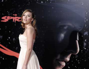 Στο «σφυρί» μεταχειρισμένο… χαρτομάντηλο της Σκάρλετ Γιόχανσον