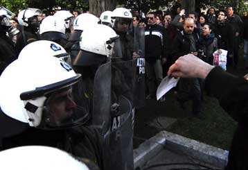 Προφυλακιστέος ένας εκ των οκτώ συλληφθέντων σε επεισόδια